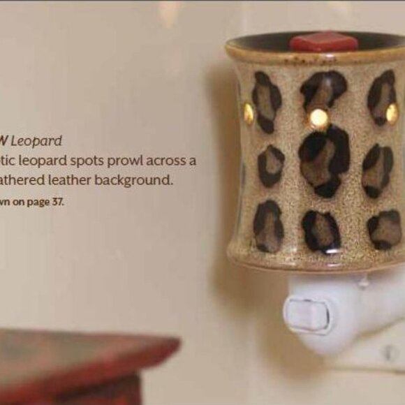💜-SCENTSY | LEOPARD PLUG IN - Picture 1 of 3